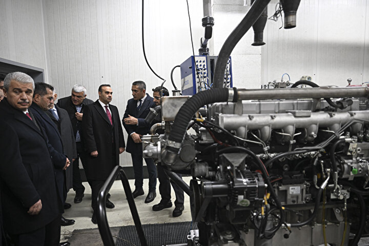 Bakan Kacır, Türkiye’nin ilk Euro 5 yerli traktör motorlarının üretildiği TÜMOSAN fabrikasında: Gurur vesilesi