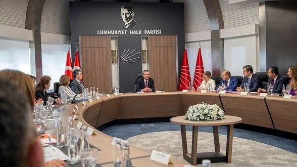 CHP’de MYK toplandı CHP Merkez Yönetim Kurulu (MYK), Genel Başkan Özgür Özel başkanlığında toplandı.