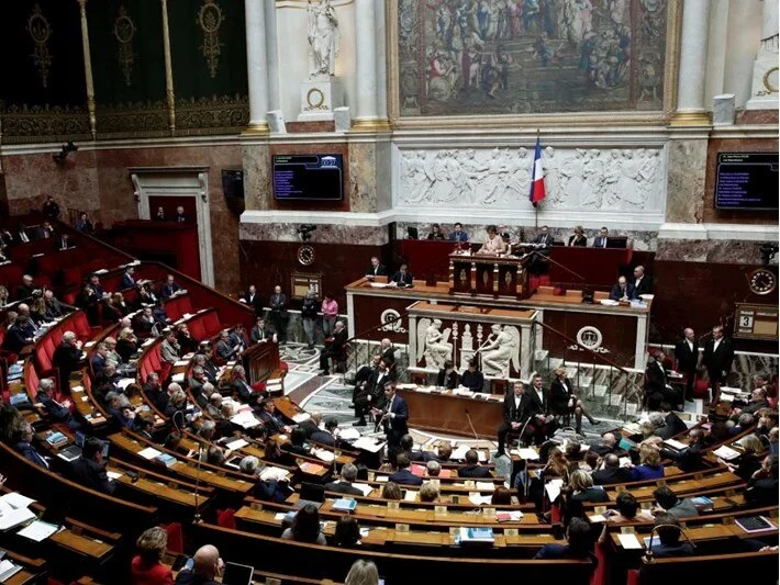 Fransa’da hükümet düştü Fransa’da merkez sağ azınlık hükümeti, güvenoyu alamayarak düştü.
