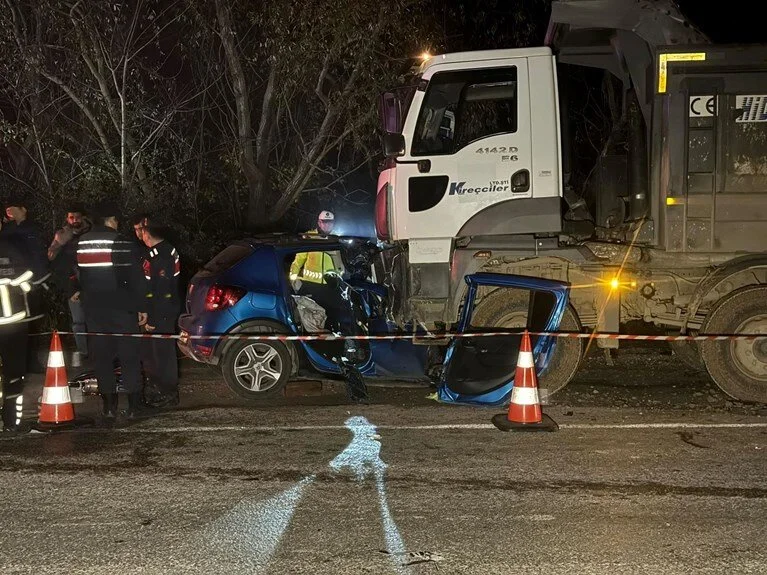 Bartın’da feci kaza: Kamyonun altına giren otomobildeki beş genç öldü