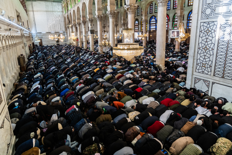 Suriye halkı, özgürlüğün ardından ilk cuma için camilere akın etti