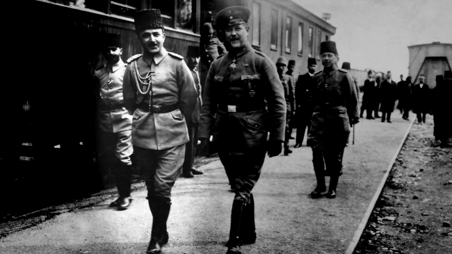 Binlerce Mehmetçik donarak şehit düştü Soğuğa yazılan destan: Sarıkamış Harekatı Takvimler 22 Aralık 1914’ü gösterdiğinde Osmanlı ordusu, Kafkas Cephesi’nde savaşmak için Sarıkamış yoluna koyuldu.