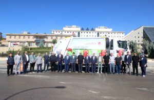 BAŞKAN AKPINAR’DAN BAKAN KURUM’A TEŞEKKÜR Dulkadiroğlu Belediye Başkanı Mehmet Akpınar, Çevre, Şehircilik ve İklim Değişikliği Bakanı Murat Kurum’un ilçesine kazandırdığı hizmet aracından dolayı Teşekkür ederiz