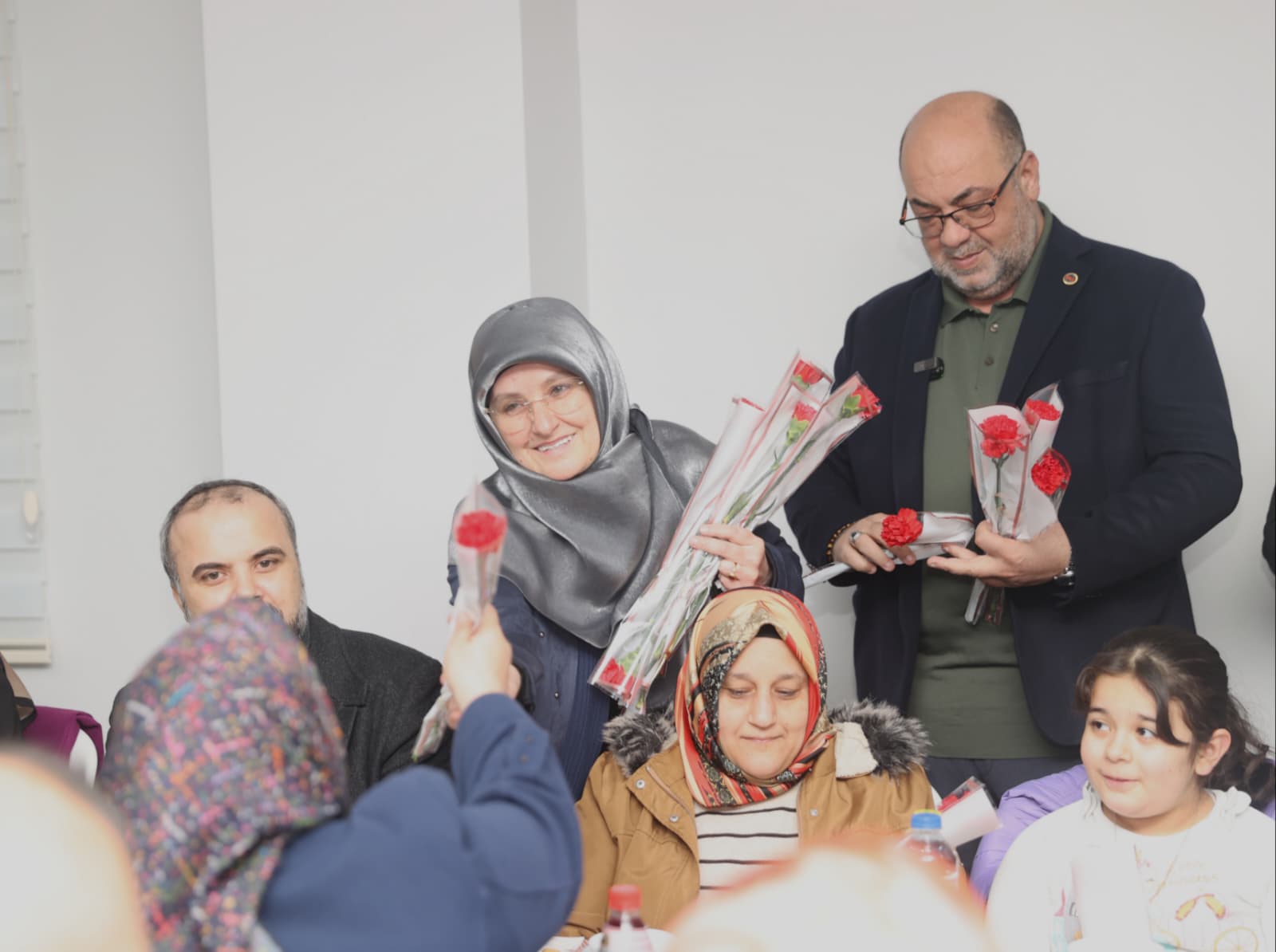 BAŞKAN AKPINAR, 8 MART’TA KADINLARA ÇİÇEK TAKDİM ETTİ, ENGELLİ VATANDAŞLARLA İFTAR SOFRASI’NDA BULUŞTU